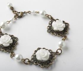 flower cabochon and antique brass bracelet - Shabby chic - white flowers and white pearls - white and brass - cabochon jewelry